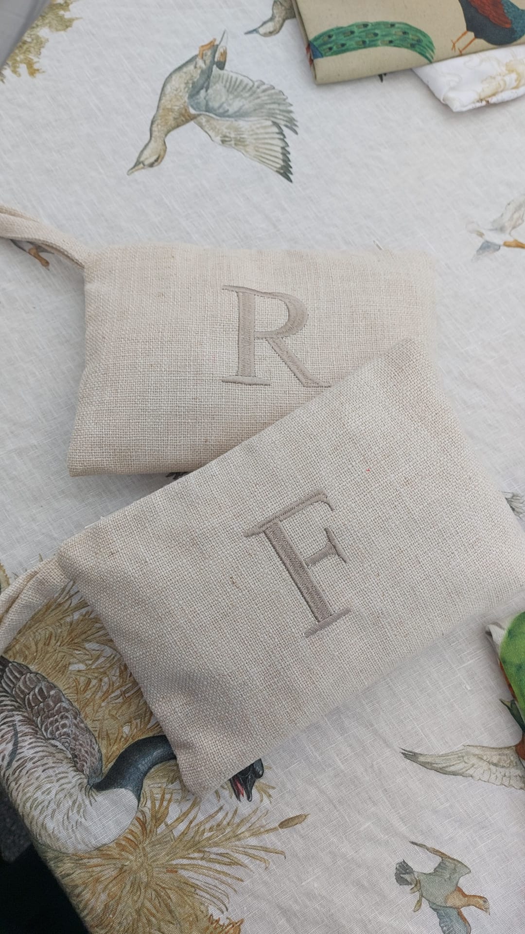 POCHETTE IN JUTA CON INIZIALE 3 COLORI | Pennoni Home