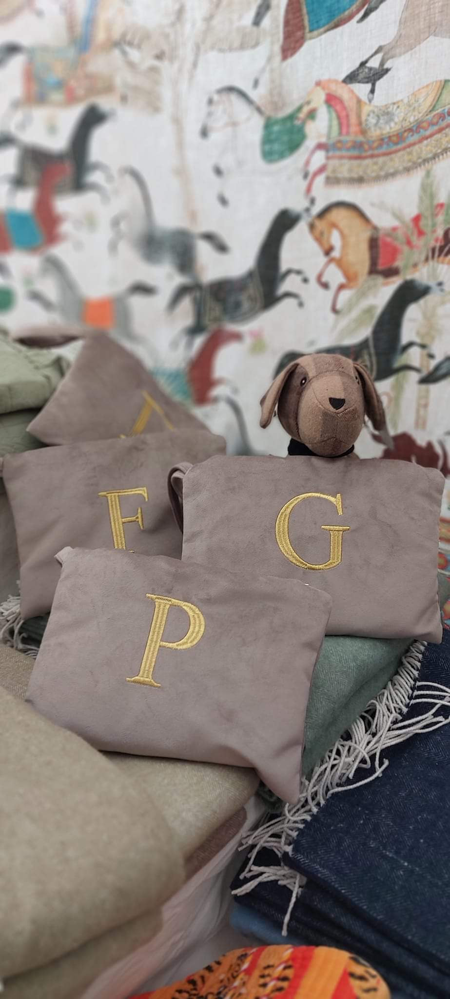POCHETTE IN VELLUTO CON INIZIALE DUE COLORI | Pennoni Home